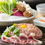 厳選した食材にさらにひと手間加えるのがこの店の流儀。滋味あふれる鴨肉はたたき方を変えて、粗びき・細びきの異なる食感を演出。鍋のベースとなるスープやぽん酢、ごまだれなども丁寧に手づくりしています。