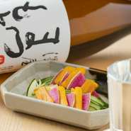 ランチにはリーズナブルな一人鍋が登場。ディナータイムには日本酒・焼酎などのお酒と多彩な一品料理を楽しめます。客席はプライベート感のあるボックス席になっており、周りを気にせずゆっくり過ごせます。