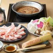 中国の代表的なスパイス五香粉や山椒などを独自にブレンド。辛さの中にも旨みが感じられる伝統的な鍋料理です。メイン食材は国産の豚肉とヘルシーなラム肉が選べ、別添えの自家製調味料で味変も可能です。