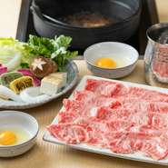 異国情緒あふれる横浜で、国内外のゲストを魅了する人気メニューです。厳選した国産牛の旨みを引き立てるのは、味わい深い自家製の割り下。濃厚な旨みの平飼い卵をたっぷり絡めていただけば、格別の味わいです。