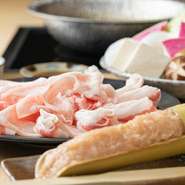 とろけるような旨みを堪能できる霜降り牛肉や、赤身と脂身のバランスが絶妙な国産豚など。山の恵み・海の幸を存分に楽しめるこちらのお店。メイン食材やスープと相性抜群の新鮮野菜が彩りを添えます。