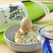 メニューの中心は鍋料理ではあるものの、お酒のあてにぴったりな一品料理も充実しています。地元・横浜の日本酒や多彩にそろうワインなど。好みのグラスを片手に、くつろぎの時間を過ごせます。