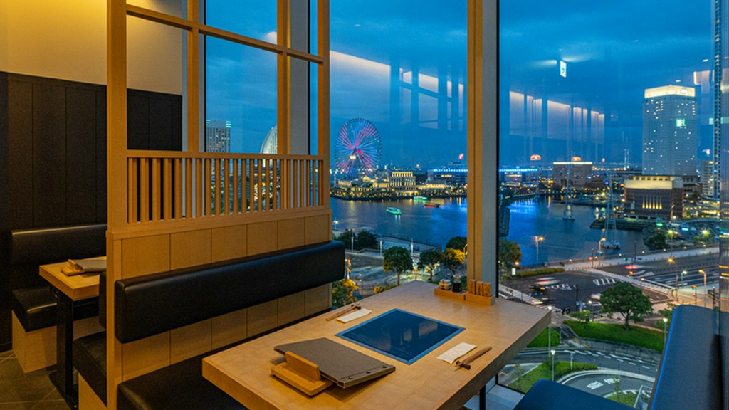 窓の外に広がるみなとみらいの絶景が極上の時間を演出