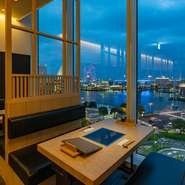 自慢の鍋と並ぶもう一つの目玉は、この店ならではの絶好のロケーション。窓際の席からは、よこはまコスモワールドの大観覧車などを一望でき、非日常気分を味わえそう。人気のシートは事前予約がオススメです。