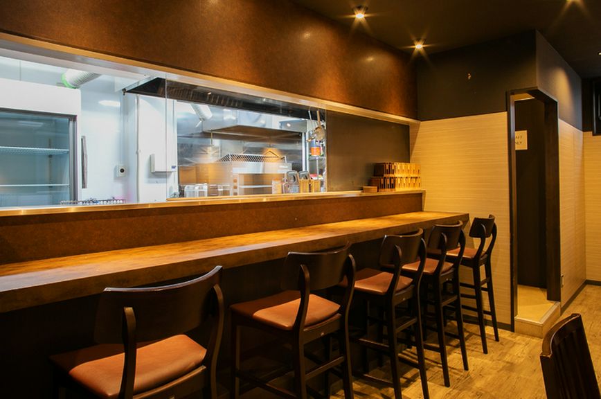 ブラウン系でまとめられたモダンな店内は、デートにも最適
