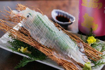 丁寧でありつつもスピード感溢れる手さばきが求められる『イカ活き造り』