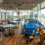 全面ガラス張りの明るい店内は、余裕を持ってテーブルを配置したゆとりの空間。ベビーカーや車椅子での入店も可能です。キッズチェアも2種用意されており、お子さま連れも大歓迎。おもちゃ付きのキッズメニューも。