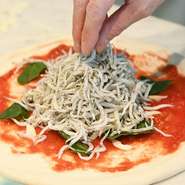 ピザ生地には本場イタリアから仕入れた小麦粉を使用。「湘南シラス」や「長井の地ダコ」をはじめ、新鮮な野菜など、地元産の食材もふんだんに取り入れています。吟味された素材が織りなす味わいをご堪能あれ。