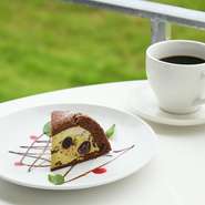 ピザ、パスタを中心としたメニューは、前菜盛り合わせと選べるドリンクが付いたランチセットでも楽しめます。追加料金で『日替わりミニスイーツ』もつけられ、世代を問わず女子会でも大人気となっています。