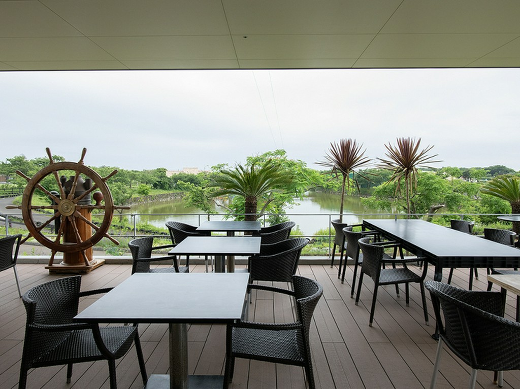 美しい緑を望むテラス席では、ワンちゃんと一緒にお食事可能