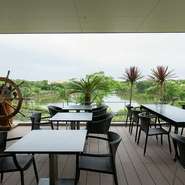 パークの美しい緑を望むテラス席では、ワンちゃんと一緒のお食事も可能。リード掛けなどが用意されているほか、小型犬用にカートの貸し出しもあるので、飼い主もワンちゃんもストレスなく楽しめます。