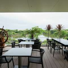 美しい緑を望むテラス席では、ワンちゃんと一緒にお食事可能