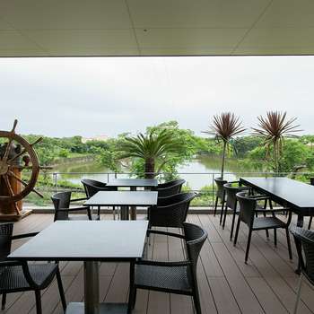 美しい緑を望むテラス席では、ワンちゃんと一緒にお食事可能