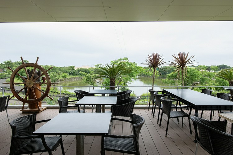 美しい緑を望むテラス席では、ワンちゃんと一緒にお食事可能