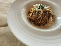 粗挽き肉やトマトなどの野菜を赤ワインでじっくりと煮込んだソース。
お子様にも人気のパスタとなっております。