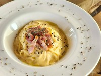 パンチェッタの塩味とソースが絡み合い、黒コショウのピリッとアクセントな濃厚カルボナーラ。お子様にもオススメ。