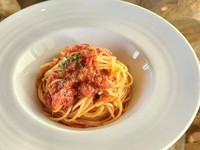 ベースのトマトソースに唐辛子の辛さと、にんにくの香りを移したスパイシーなソースでシンプルながら素材の旨味香りを楽しめる一皿。