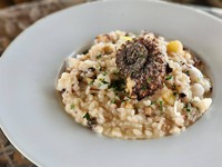 地元佐島のタコを使った、贅沢なチーズリゾット。
濃厚な味わいにタコの旨味が合わさりぺろっと食べられる一皿です。