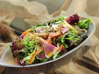 横須賀・三浦野菜をふんだんに使った彩りきれいなサラダ。