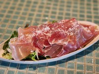 ハモンセラーノがのったサラダ。お酒のお供にも。