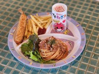 ボロネーゼ スパッゲティにエビフライ・ポテトフライがワンプレートに☆
リンゴジュースかオレンジジュースお選びいただけます。
