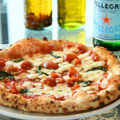 薪窯で焼きあげるピザの一番人気『マルゲリータ』