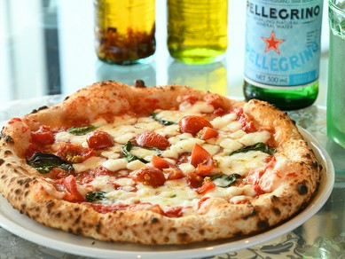 薪窯で焼きあげるピザの一番人気『マルゲリータ』