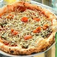 本場・イタリアから取り寄せた小麦粉でつくる生地に、ニンニクやオレガノ、バジルが香るトマトソースを塗り、地元産のシラスをたっぷりと。磯の香りがお口一杯に広がる、湘南ならではの味わいを楽しんで。