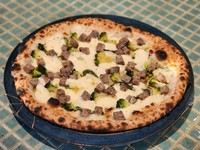 自家製ソーセージとブロッコリー・モッツァレラチーズのピッツァ。