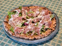 ハモンセラーノを贅沢にのせたピッツァ。サラダ感覚でお召し上がりいただけます。