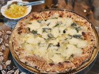 4種のチーズをのせたピッツァ。自家製林檎のコンフィチュールをお好みでかけてお召し上がりください。