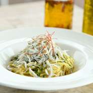 地元のシラスを贅沢に使った、当店人気NO.１パスタ。
青森県産のニンニクを使用し、あっさりとしたペペロンチーノとなっております。