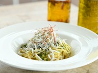 地元のシラスを贅沢に使った、当店人気NO.１パスタ。
青森県産のニンニクを使用し、あっさりとしたペペロンチーノとなっております。