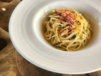 オイルベースには青森県産のニンニクを使用し、パンチェッタが入ったシンプルなペペロンチーノ。仕上げのガーリックフライが香ばしい。