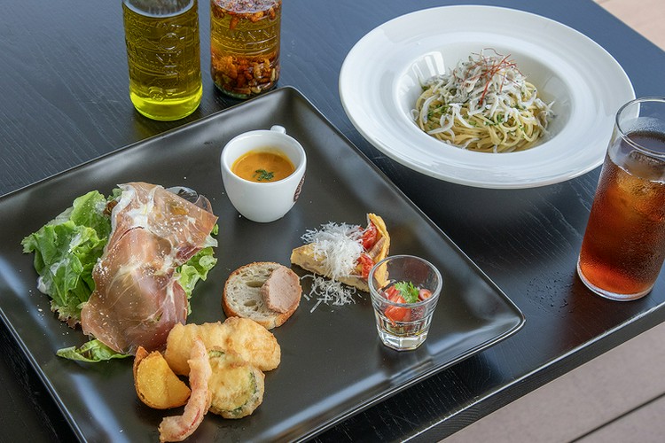 前菜と食後のドリンクがついた『ランチセット』