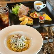 ※11:00～（L.O.14:30）
※1名様からご利用可能です
※お席は2時間制となっております。
※前菜の内容や写真はイメージです。
※お選びいただくお品物は、当日お伺いいたします。
※8名様以上はお電話でのご予約をお願いいたします。