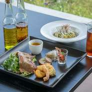 ランチセットで好評の『前菜盛り合わせ』は、「三浦半島の魅力を存分に楽しんでほしい」というオーナーのこだわりを再現できるよう、地元の海鮮＆野菜を中心に構成。素材を活かせる調理法とシンプルな味付です。
