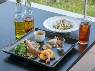 地元の魚介と野菜を中心に構成した『前菜盛り合わせ』