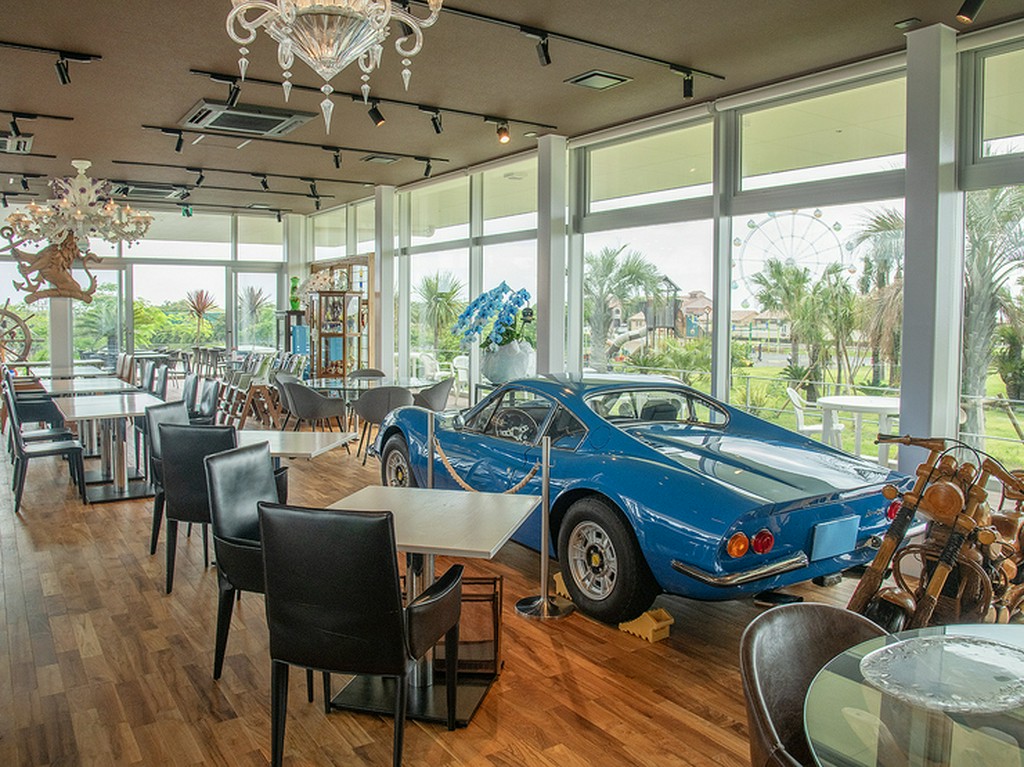 オーナーの上質コレクションが並ぶ空間で非日常の時間を