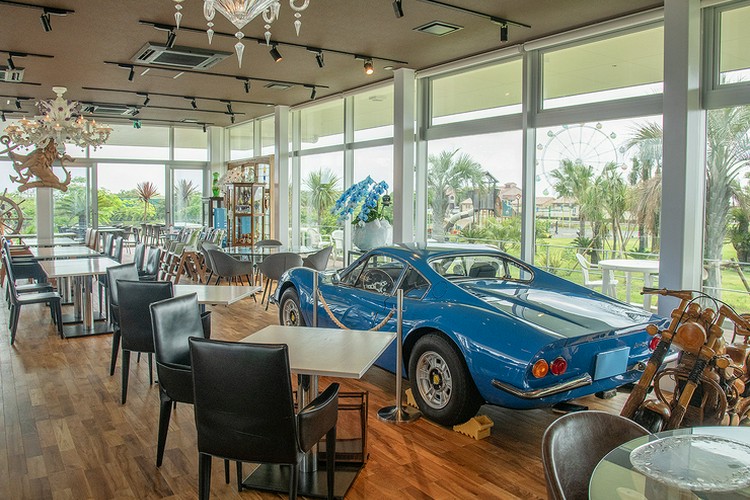 オーナーの上質コレクションが並ぶ空間で非日常の時間を