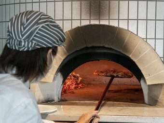 薪窯で一枚ごとに丁寧に焼きあげるピザをぜひお試しあれ！