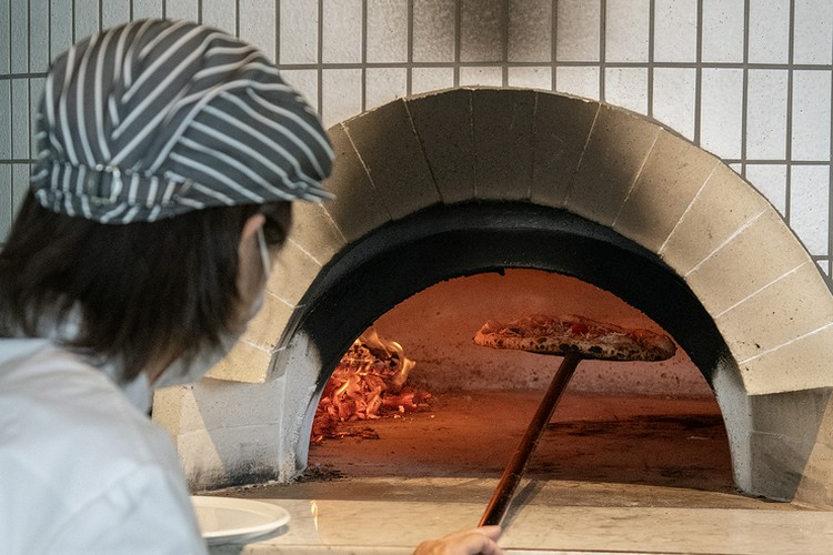薪窯で一枚ごとに丁寧に焼きあげるピザをぜひお試しあれ！