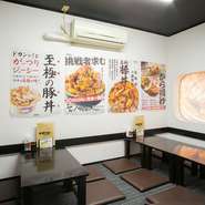 お一人様や家族連れはもちろん、友人同士で訪れるのもオススメ。小さめサイズの『豚丼』に温泉卵、味噌汁、サラダが付く『レディースセット』や月替わりの季節メニューがあり、女性にも人気のお店です。