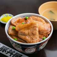 並（お肉6枚）858円／脂分の少ないロース肉を食べやすく薄切りにカット。甘辛ダレがよく絡んだ肉は、あっさりとしていながらも奥深い味わいです。