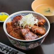 並（お肉6枚）858円／厚切りにした豚バラ肉を甘辛ダレに漬け込んで、じっくり二度焼きしています。はじめて訪れる方はまずオーダーしたい一品です。　