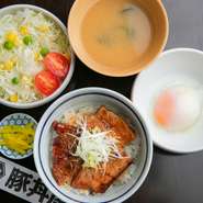 ミニ豚バラ丼（ご飯150グラム、肉3枚）のボリュームは並の半分。サラダと味噌汁、温玉、たくわんが付く、お得なセットメニューです。カロリーが気になる女性に好評。