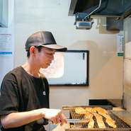 北海道小樽の味をそのままに楽しんでもらいたいと、心のこもった調理を心がけているそう。肉は部位ごとにそれぞれの持ち味を引き出す厚みでカットし、丁寧に焼き上げています。