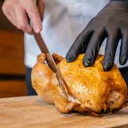 鶏肉に詰めたガーリックバターライスは絶品。
焼きたてをシェフが目の前で切り分けます。
テイクアウトできます。