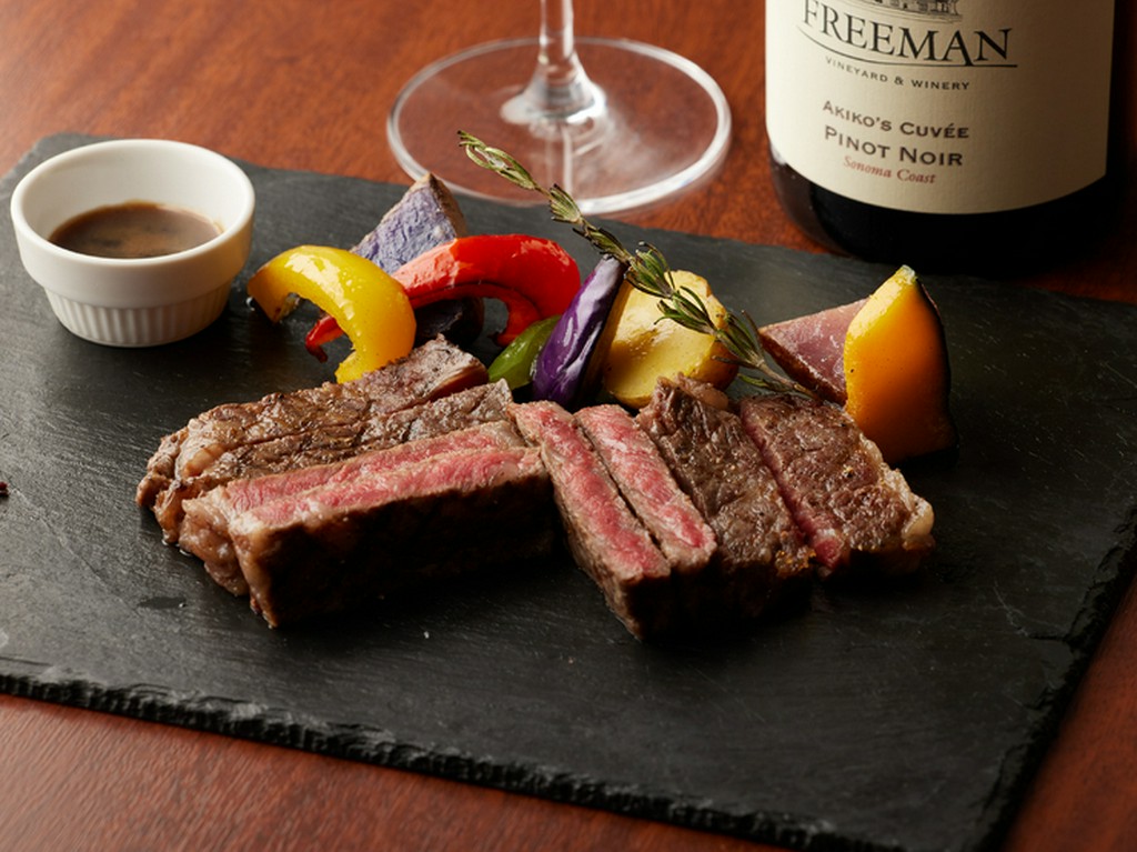 国産牛ロース肉ステーキ　鎌倉野菜と自家製赤ワイン塩添え