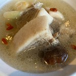 あっさ白スープとほろほろ豚のシンガポール風バクテー麺
９種の薬味を使用した薬膳スープ
身体温まります◎